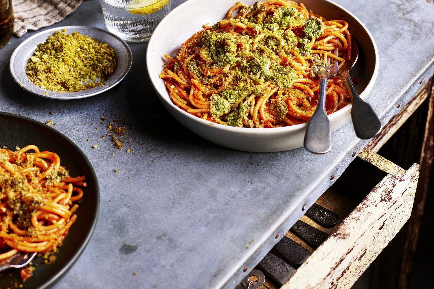 Red pepper pesto spaghetti
