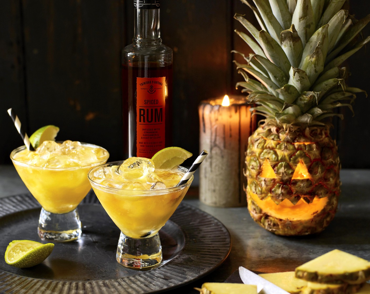 step 3 In a glass full of ice, pour in the pineapple juice, then pour over the spiced rum (50 ml). Garnish with lime wedges (to taste).