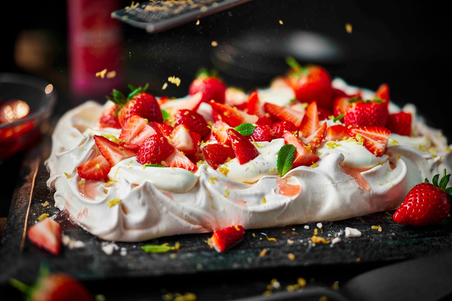 Strawberries and cream pavlova traybake recipe