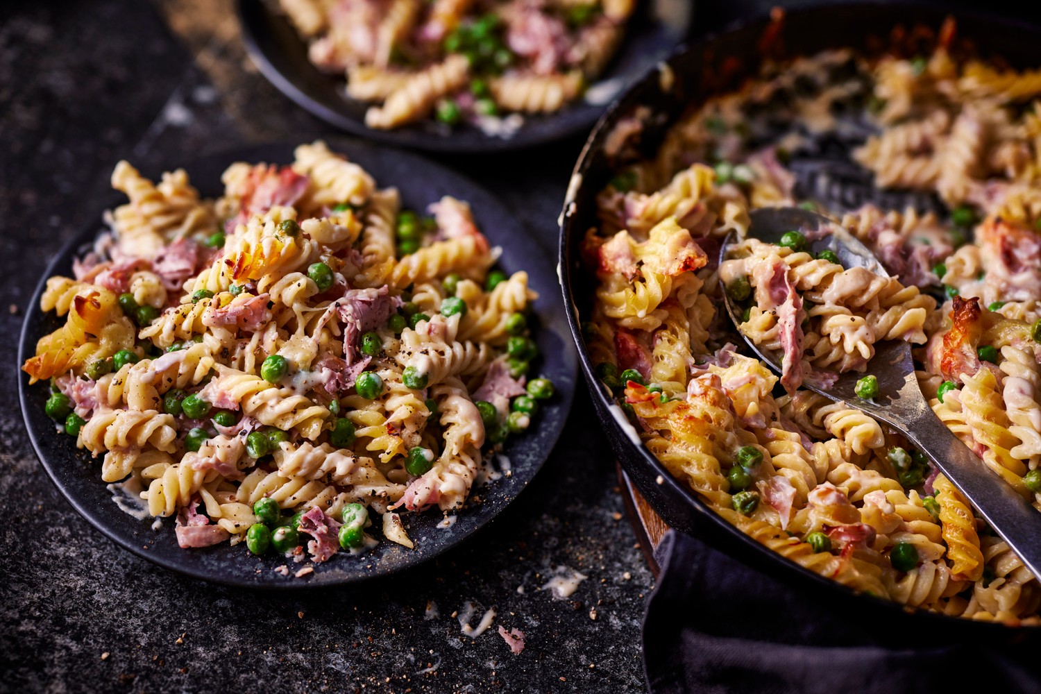 Cheesy ham and pea pasta bake