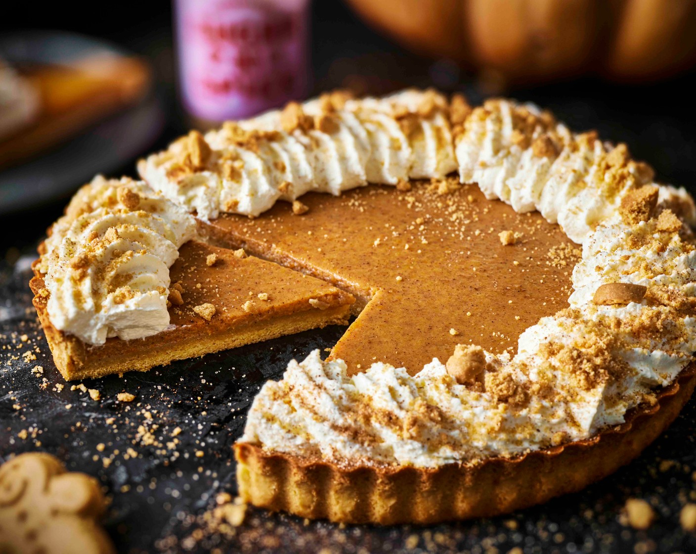 step 7 Squeeze the whipped cream (as needed) in little peaks around the edge of the pie and sprinkle over the crumbled gingerbread biscuits (10 g) and dust with the sugar and spice (1/2 tsp), if you like.