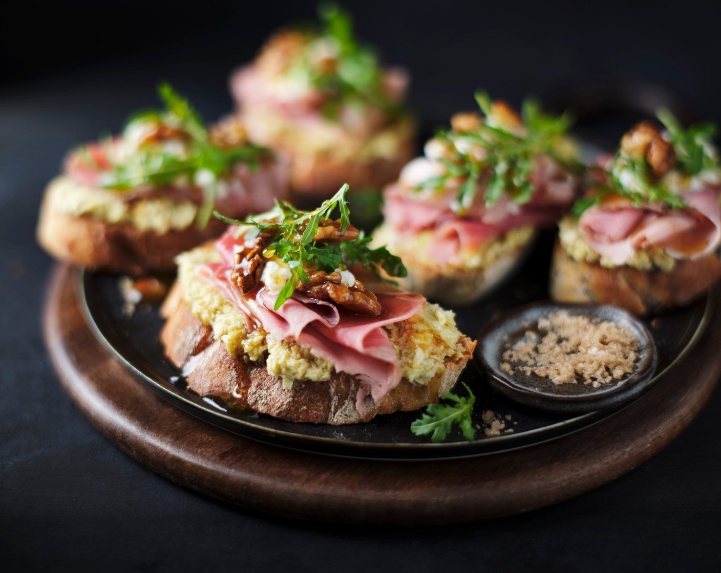 step 3 Spread the ciabatta with the artichoke purée. Top with a spoonful of stracciatella (1 pack) and a little rocket (40 g), followed by the prosciutto cotto (1 pack) and a drizzle of walnut honey (2 tbsp).