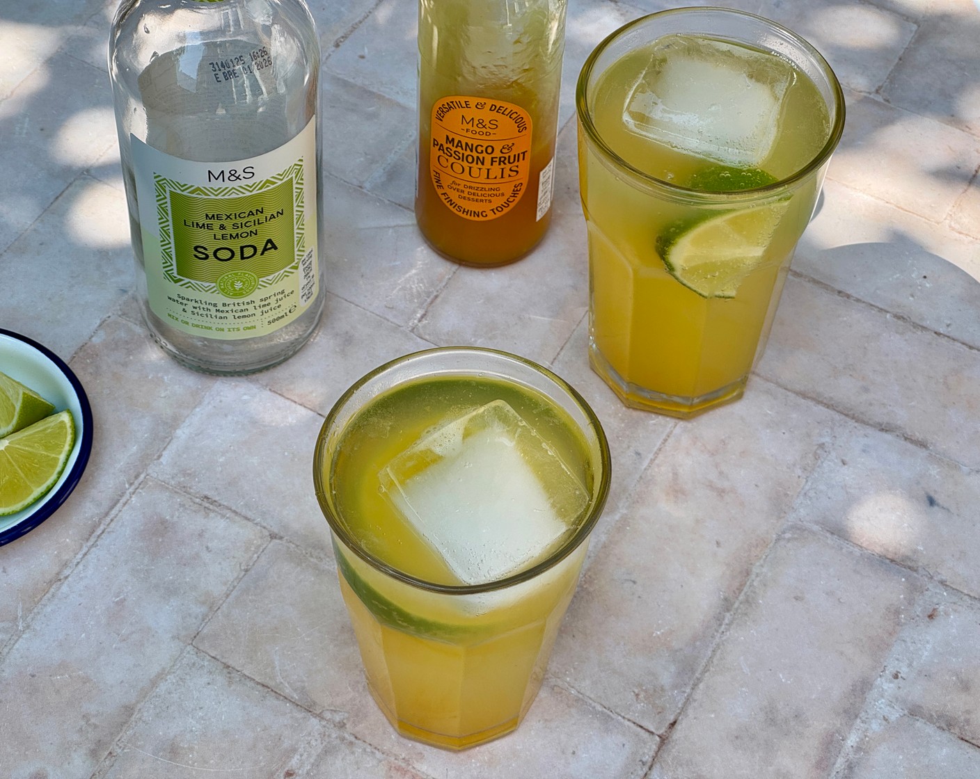 step 3 For the non-alcoholic version, divide the coulis (4 tbsp) and lime juice (2) between four glasses and mix well. Pour in the Mexican lime and Sicilian soda (2 bottles) and stir together. Add ice (as needed) and serve immediately.