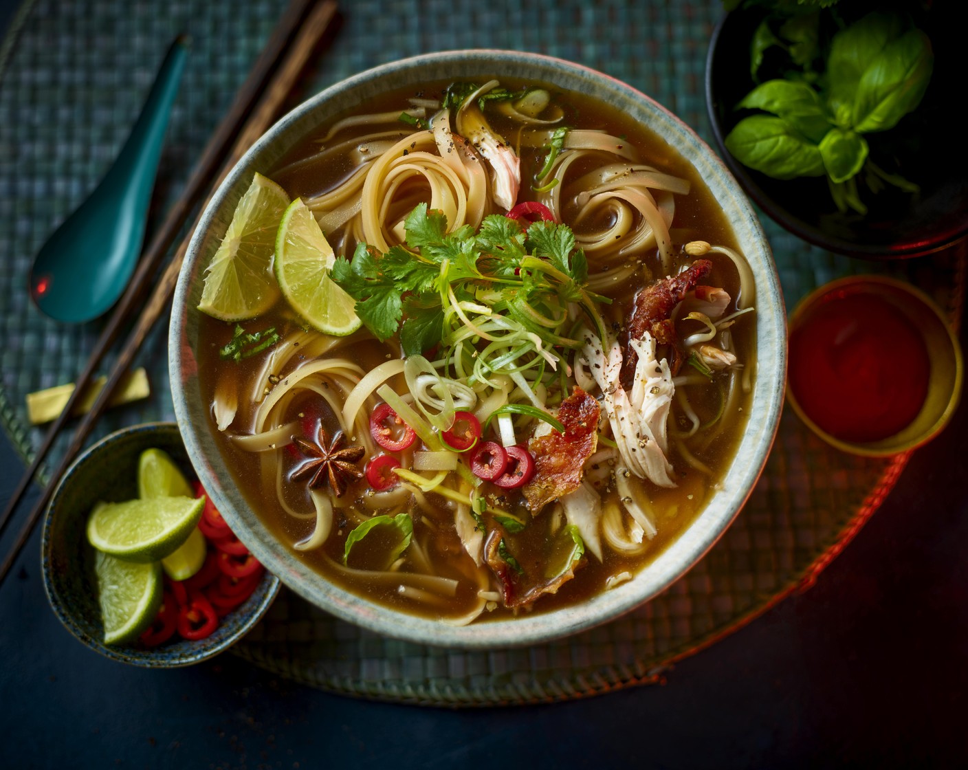 step 6 Divide the noodles between two bowls, ladle the broth on top and garnish as you like it.