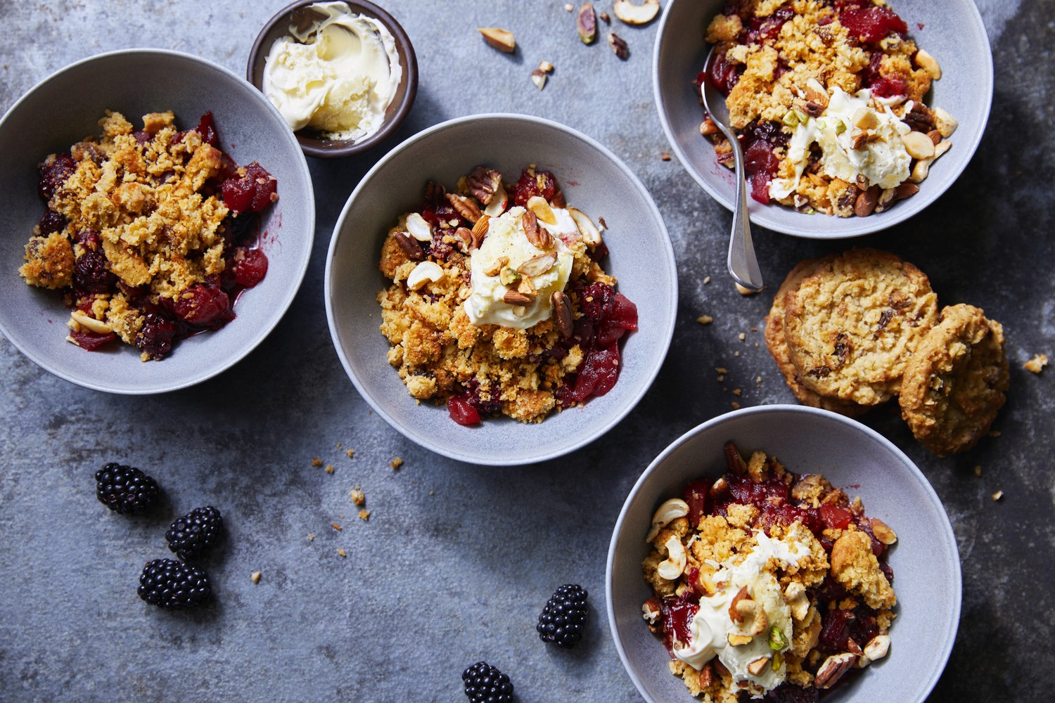 Apple and blackberry cookie crumble