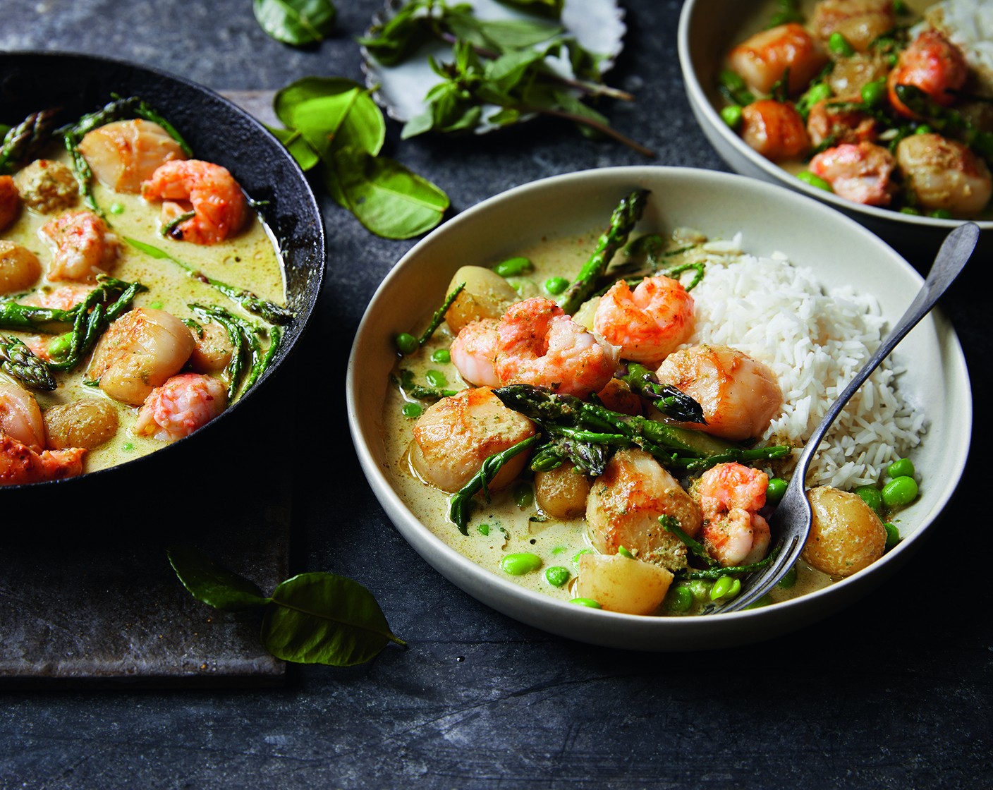 step 10 Use a ladle or cup to scoop out the rice into a bowl. In a separate dish, arrange the vegetables, add the scallops and langoustines
and pour over the warm green curry sauce.