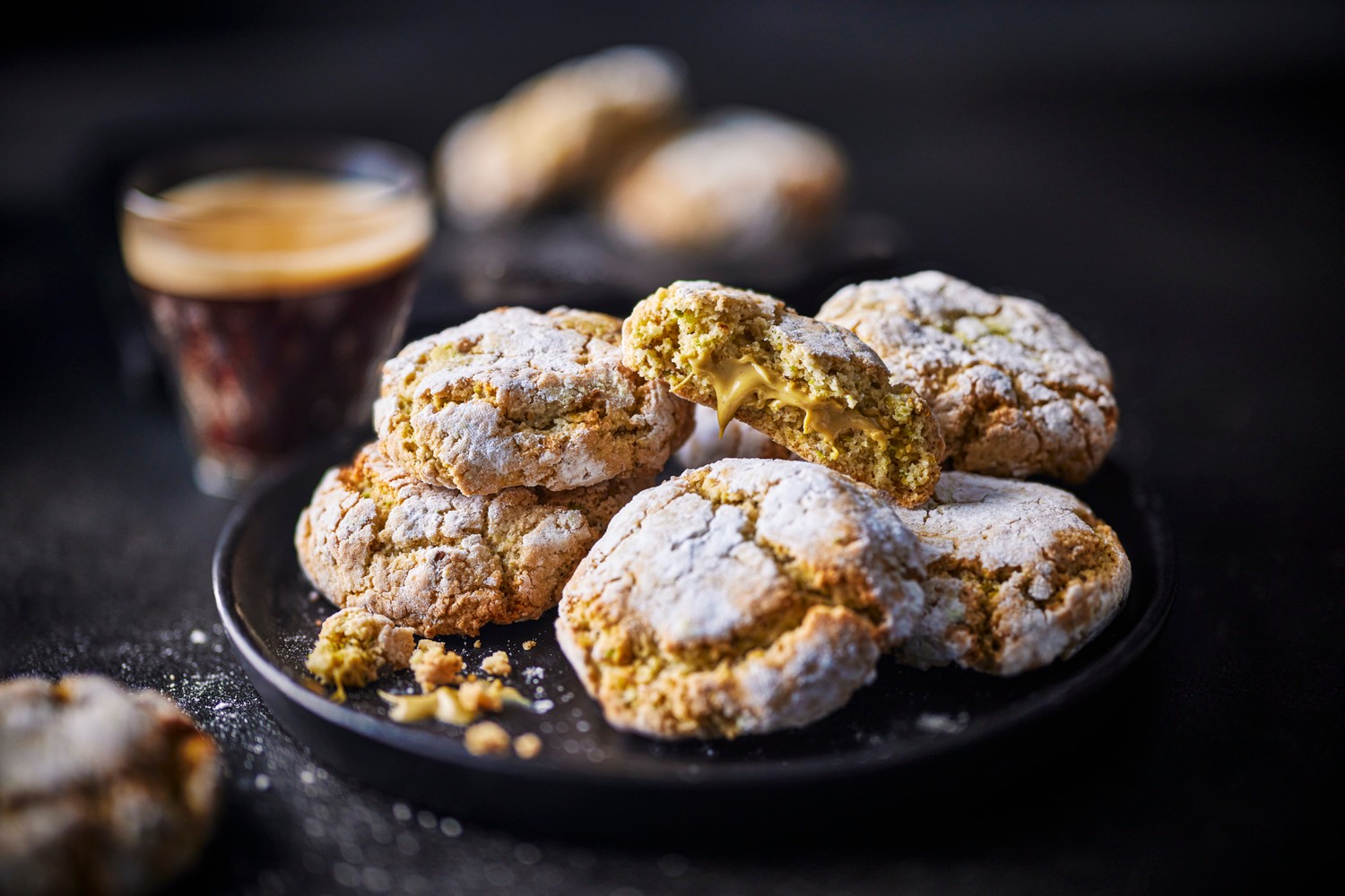 Pistachio crème-filled amaretti recipe