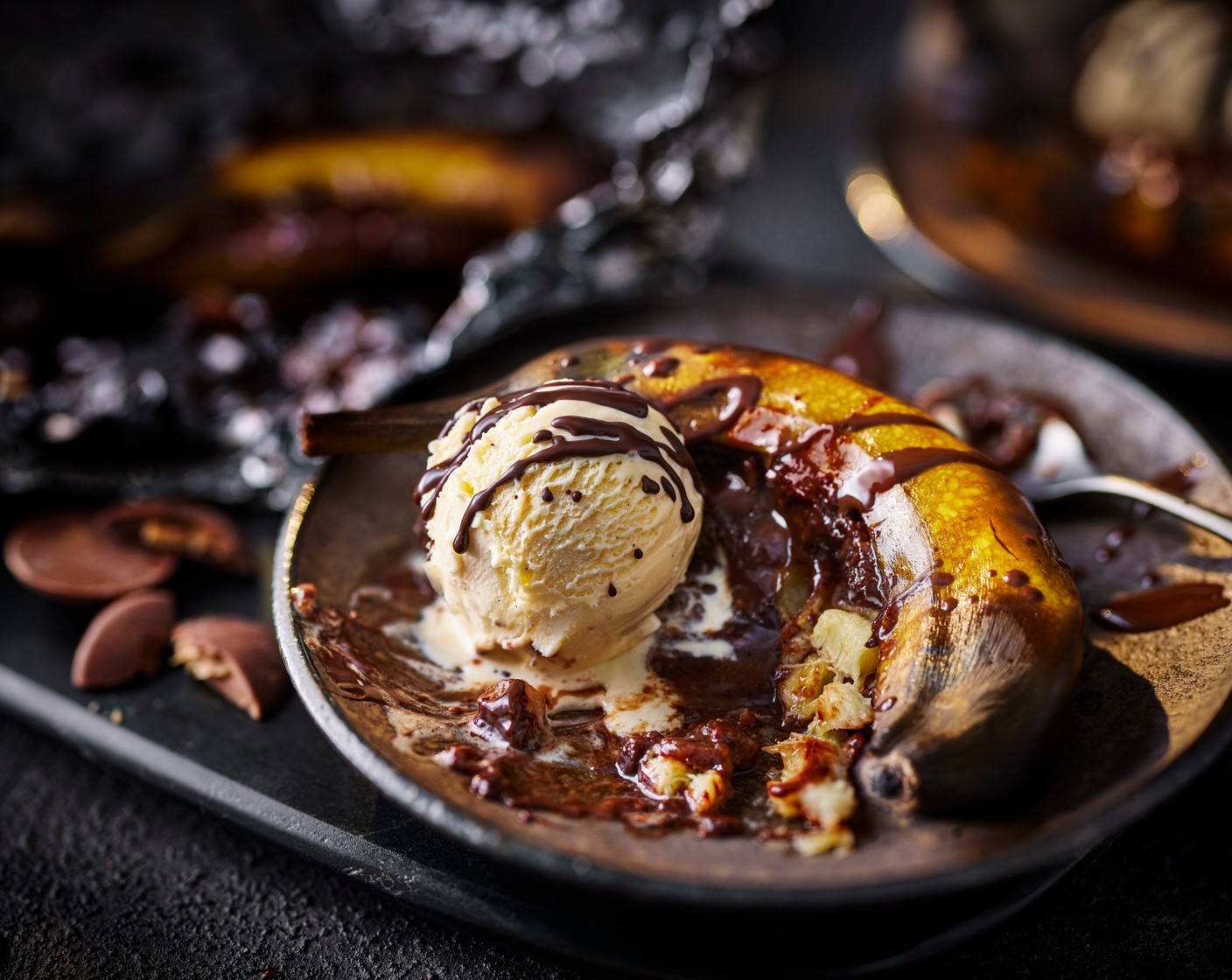 step 2 Peel the bananas and top with the vanilla ice cream (4 tbsp) and chocolate sauce (4 tbsp).
