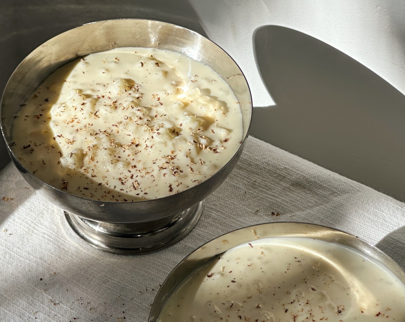step 6 Stir in the remaining double cream (50 ml). You can serve the rice pudding whilst hot or let it cool to room temperature. Grate some fresh nutmeg (1) on top right before serving.