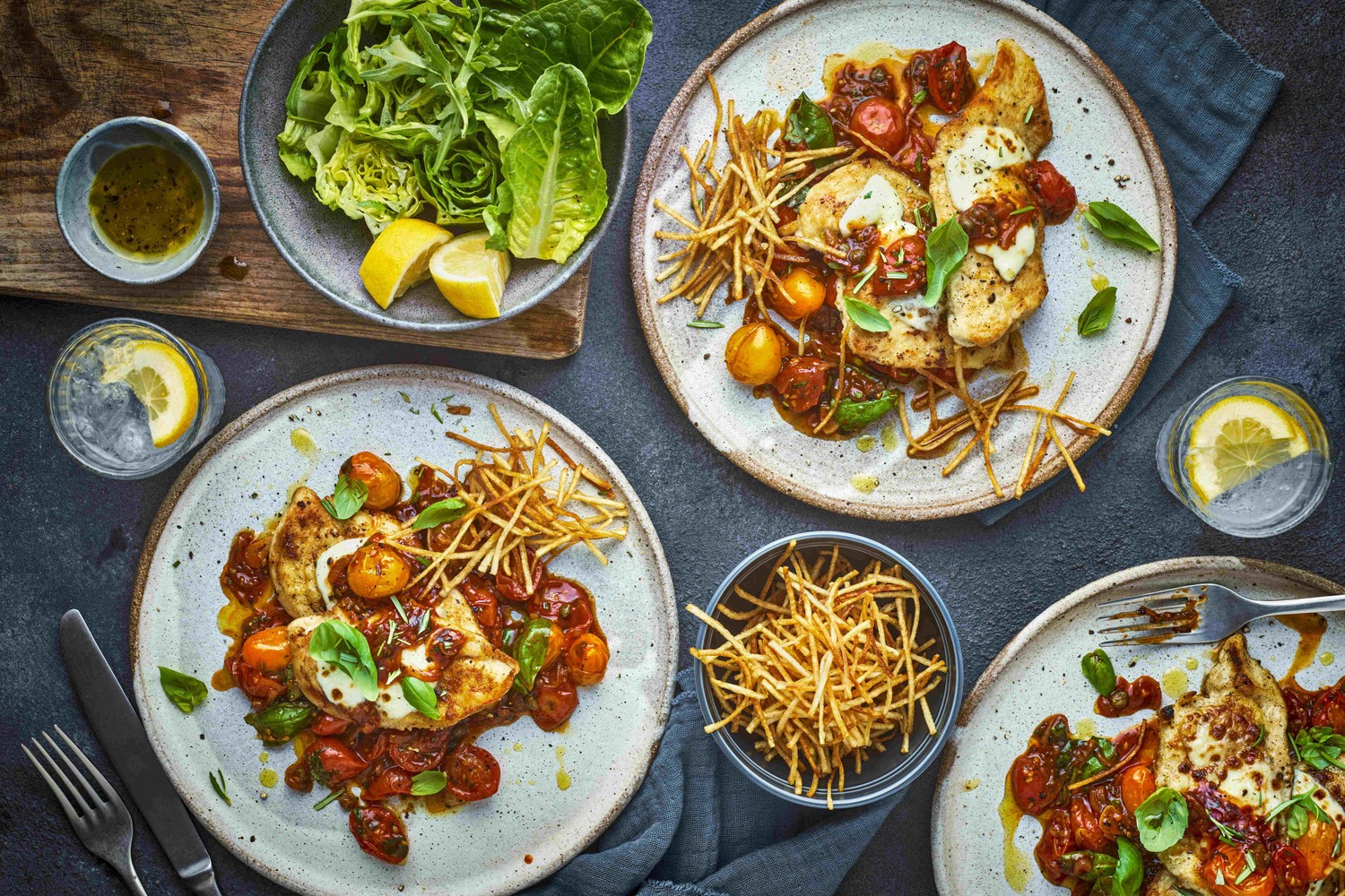 Suprema di pollo alla Caprese Nonna Louisa, patatine fritte and insalata mista