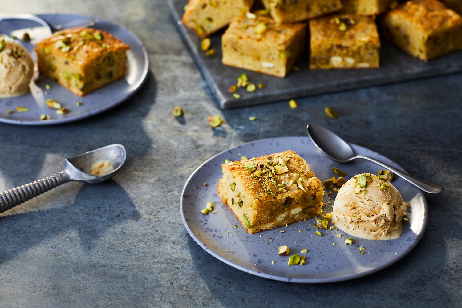 Pistachio blondies with pistachio ice cream