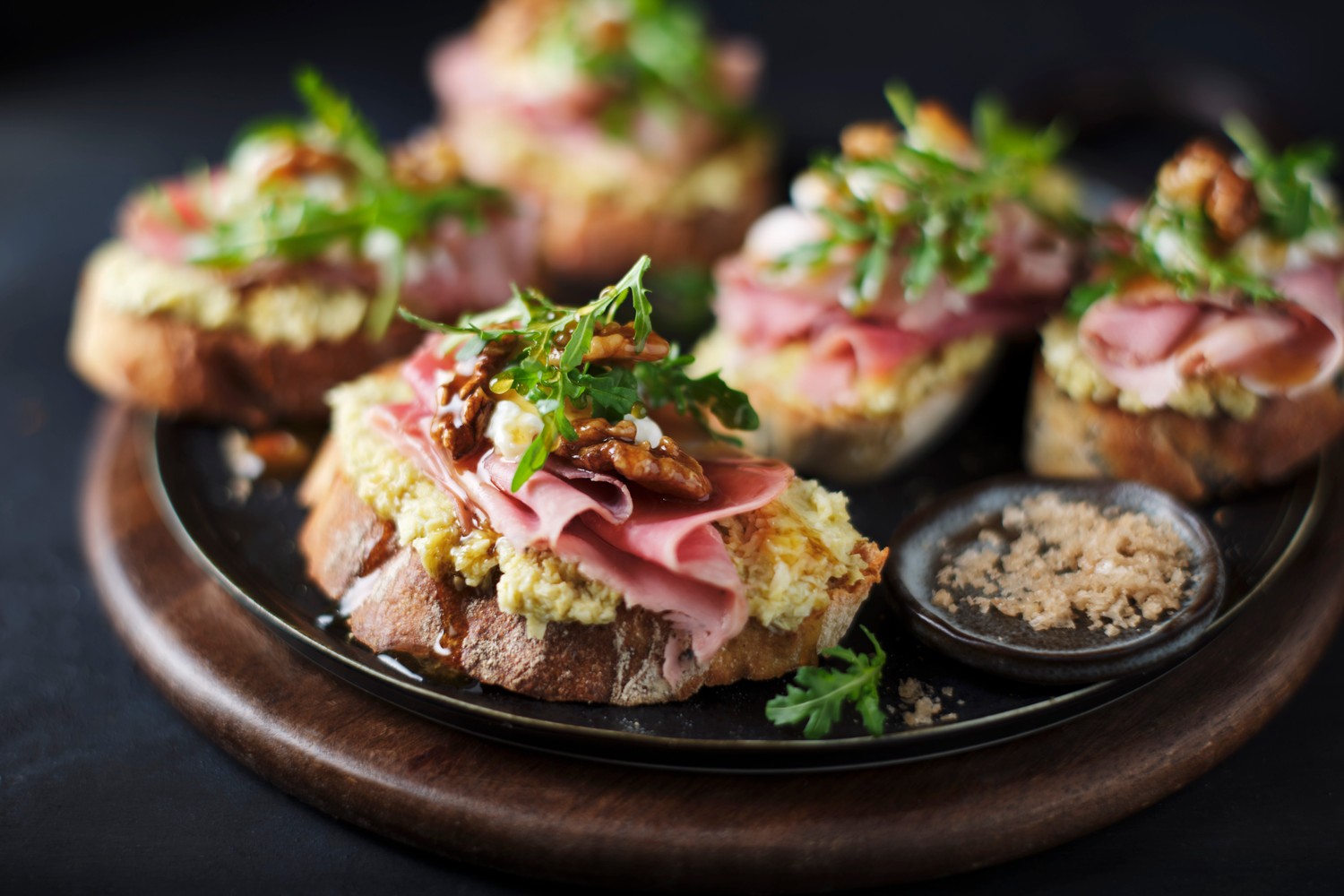 Prosciutto cotto and artichoke crostinis recipe