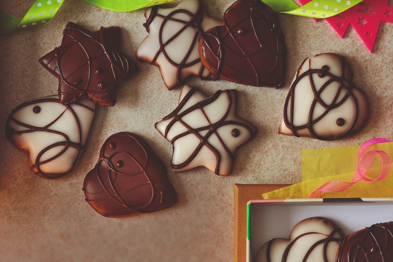 Christmas-spiced and iced lebkuchen biscuits