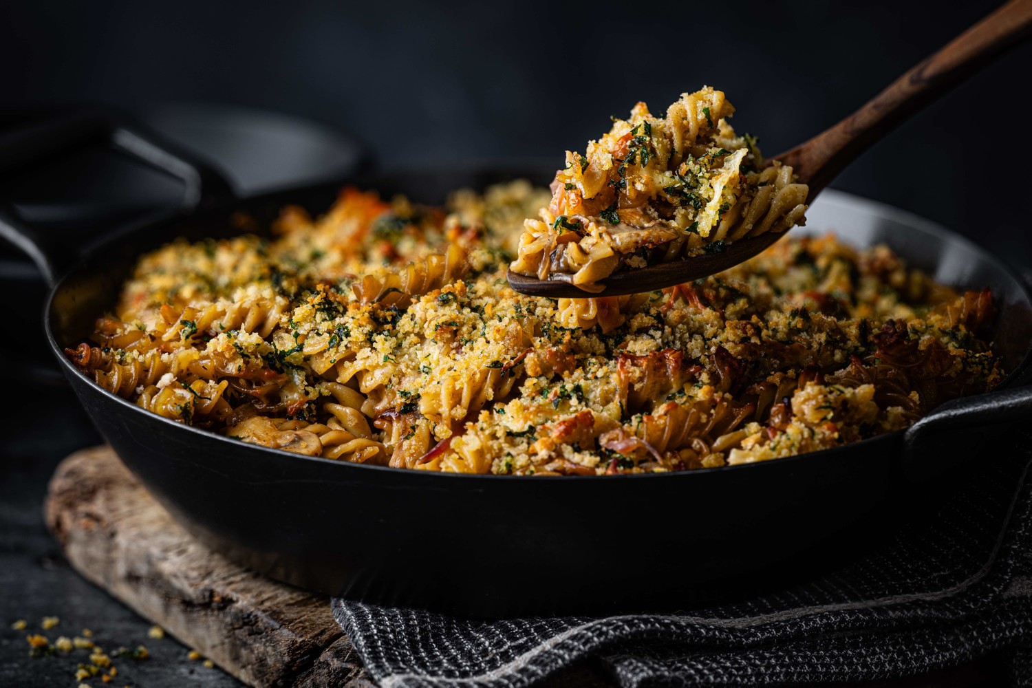 Creamy mushroom and caramelised onion pasta bake