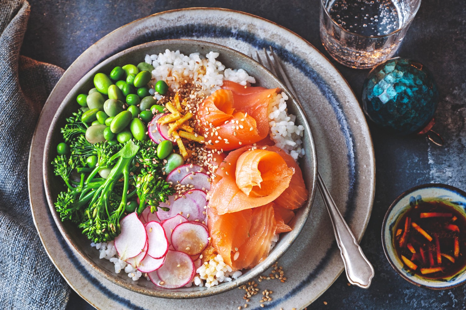 Smoked salmon sushi bowl