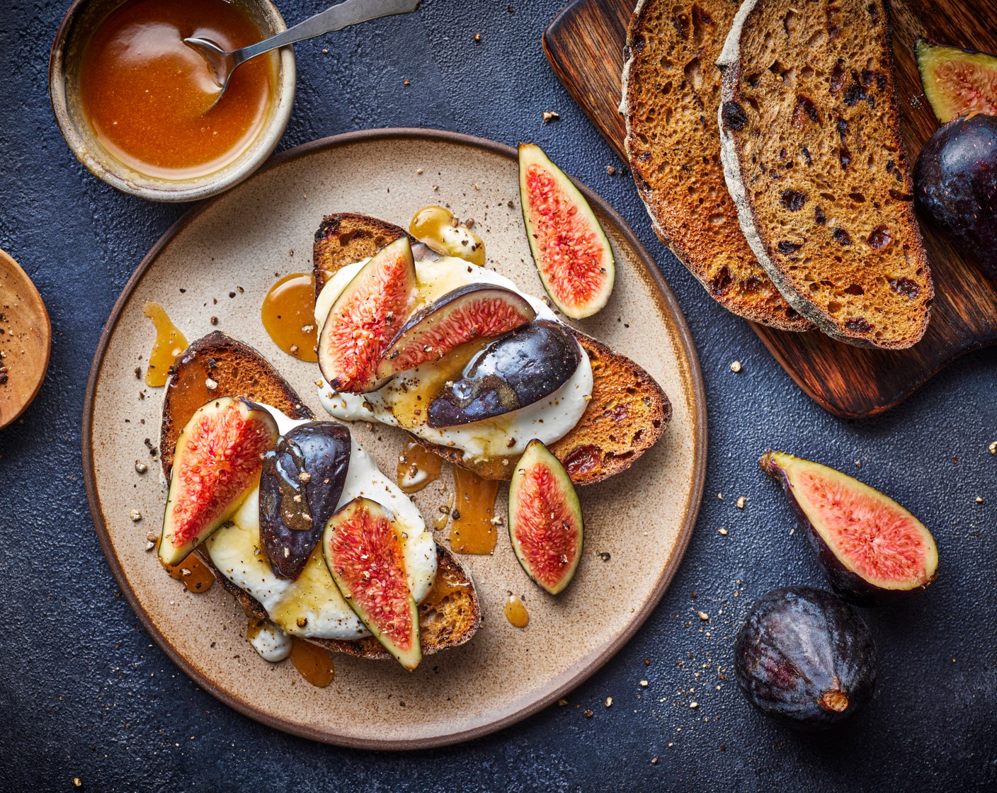 step 2 Toast the bread (4 slices). Spread the whipped cottage cheese on top of the bread. Slice the figs (4) and pile these on top of the whipped cottage cheese. Finish with a drizzle of crunchy heather honeu (3 tsp).