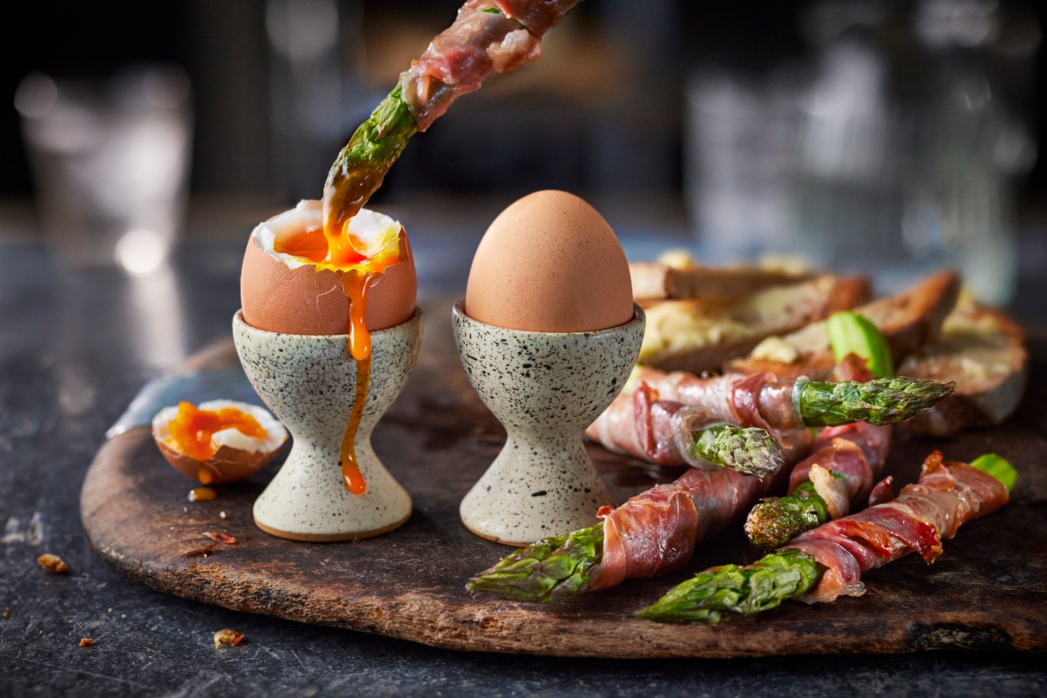 Dippy eggs and asparagus soldiers