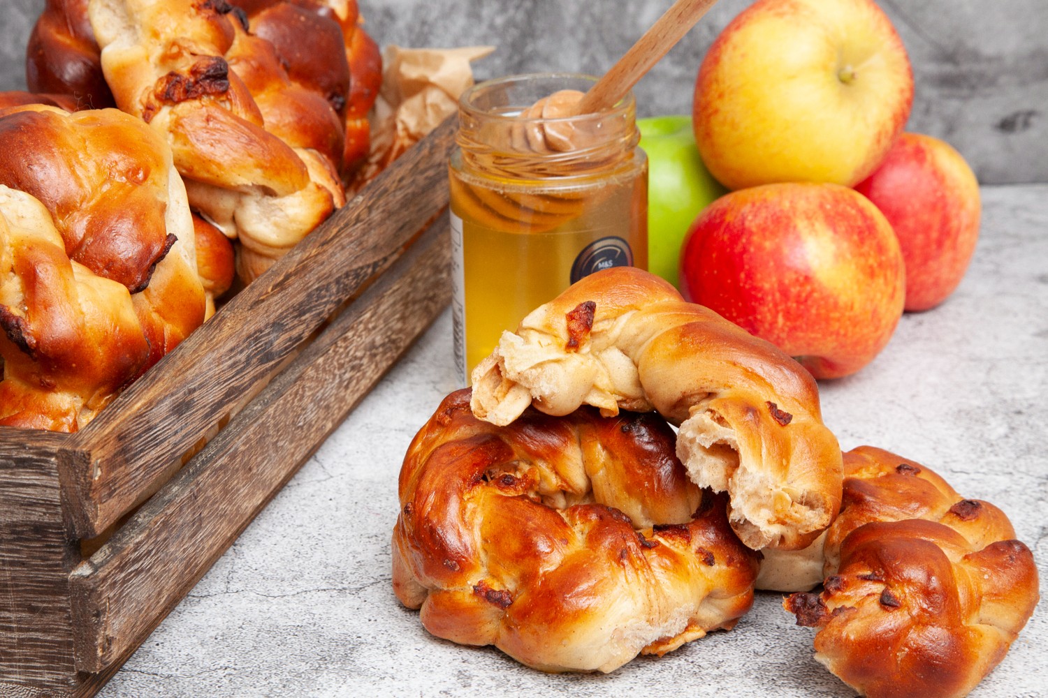 Dried apple and cinnamon challah rolls