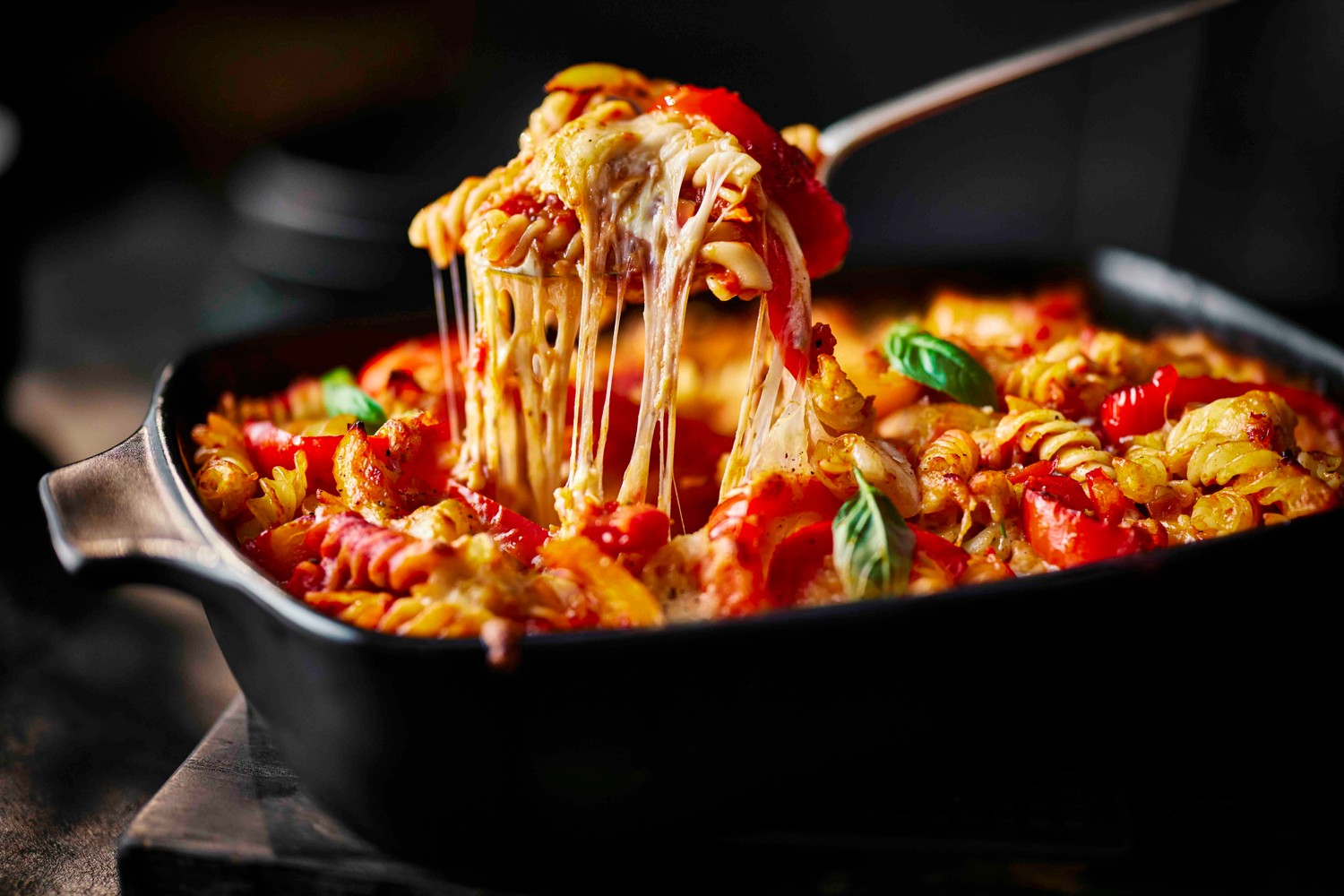 Cheesy pepper and tomato pasta bake