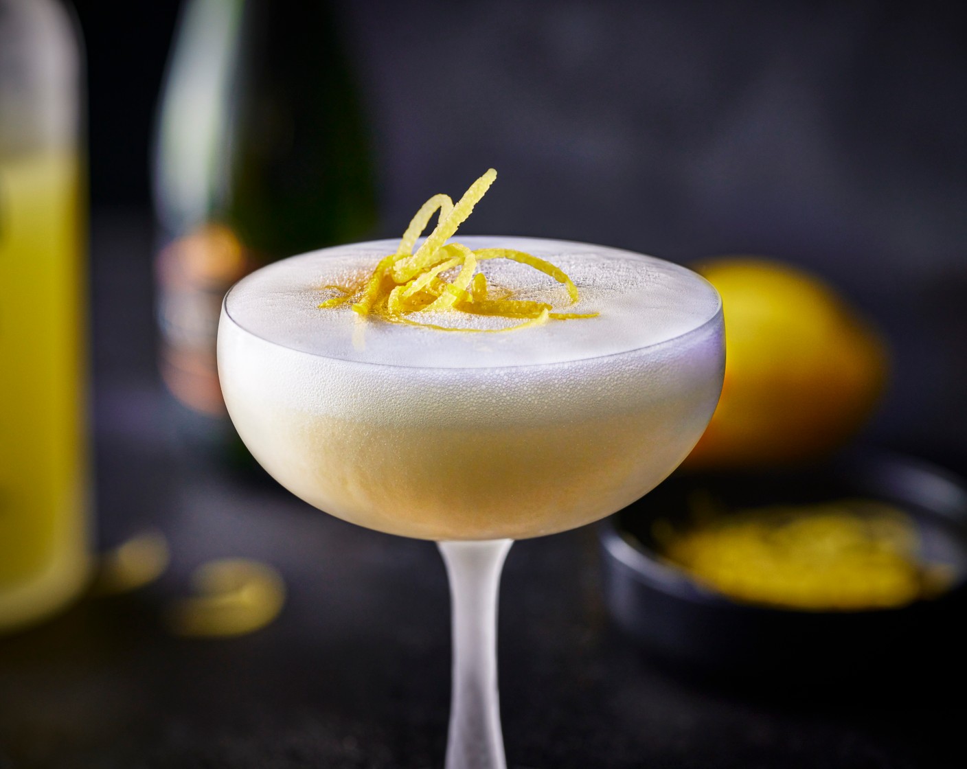 step 3 Pour into the glass and top up with the remaining prosecco (30 ml). Finish with a sprinkling of lemon zest (1/4) on top. Serve immediately.